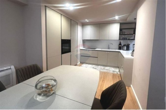 Tirane, jepet me qera apartament 2+1+Ballkon Kati 5, 98 m² 1.200 € (Bllok)