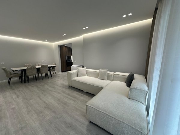 Tirane, jepet me qera Vile 3+1 Kati 3, 420 m² 3.000 € (rruga e Elbasanit)