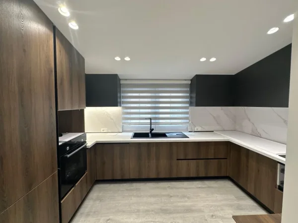 Tirane, jepet me qera Vile 3+1 Kati 3, 420 m² 3.500 € (rruga e Elbasanit)