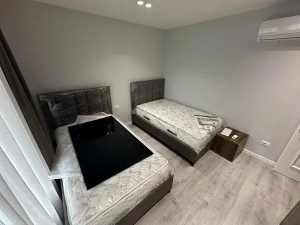 Tirane, jepet me qera Vile 3+1 Kati 3, 420 m² 3.500 € (rruga e Elbasanit)