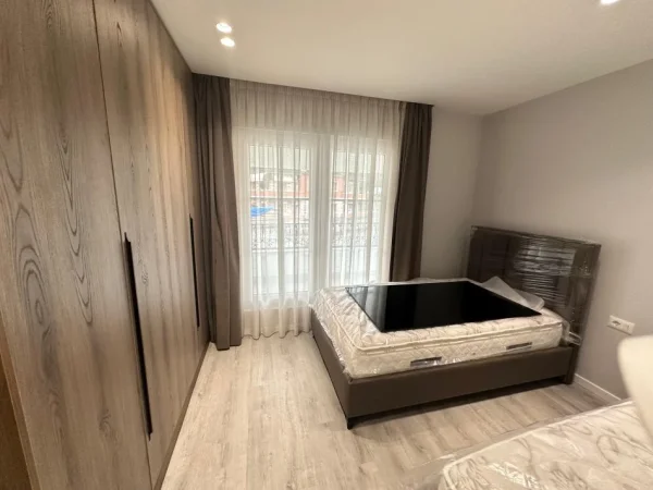 Tirane, jepet me qera Vile 3+1 Kati 3, 420 m² 3.500 € (rruga e Elbasanit)