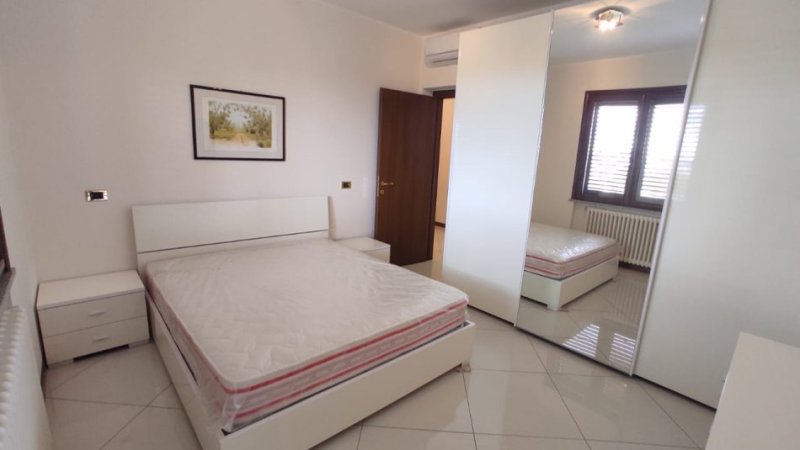 Tirane, jepet me qera apartament 1+1 Kati 2, 75 m² 450 € (Kinostudio)