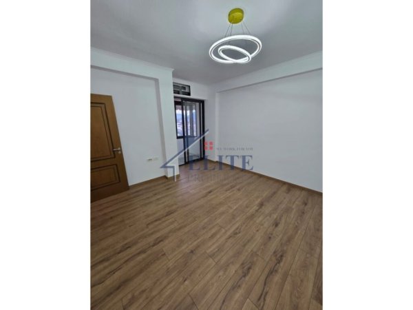 Tirane, shitet apartament 1+1 Kati 5, 55 m² 90.000 € (Rruga e Dibres)