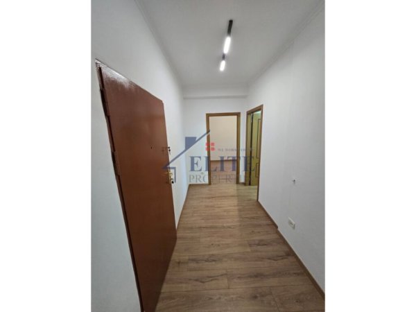 Tirane, shitet apartament 1+1 Kati 5, 55 m² 90.000 € (Rruga e Dibres)