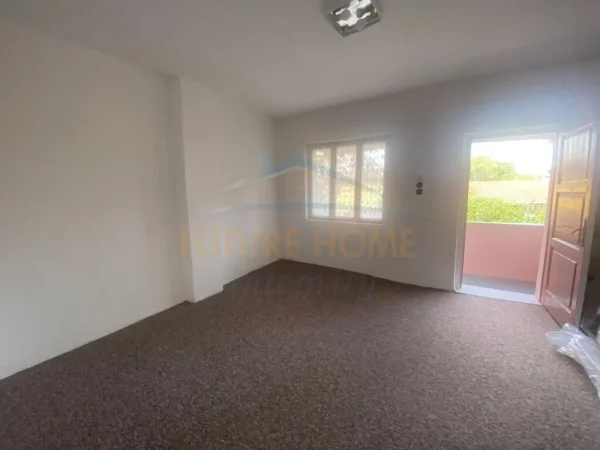 Tirane, jepet me qera apartament 1+1 bosh Pazari i Ri