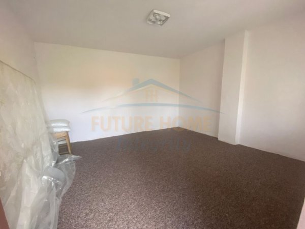 Tirane, jepet me qera apartament 1+1 bosh Pazari i Ri
