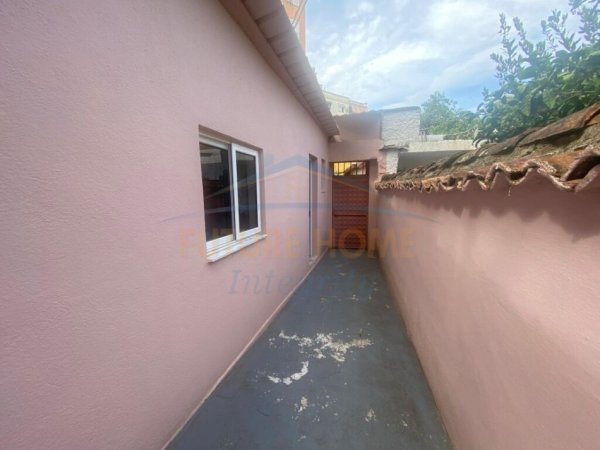 Tirane, jepet me qera apartament 1+1 bosh Pazari i Ri
