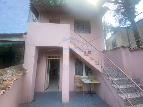 Tirane, jepet me qera apartament 1+1 bosh Pazari i Ri