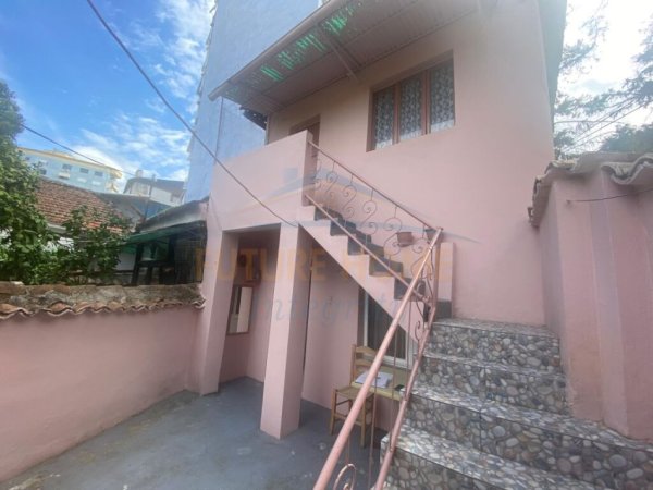 Tirane, jepet me qera apartament 1+1 bosh Pazari i Ri