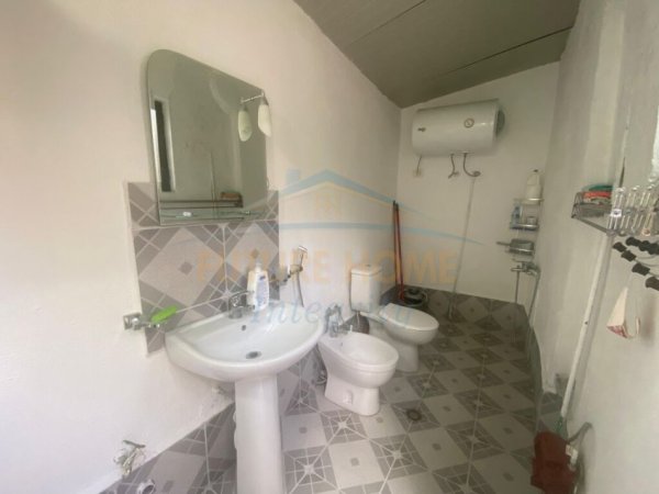 Tirane, jepet me qera apartament 1+1 bosh Pazari i Ri