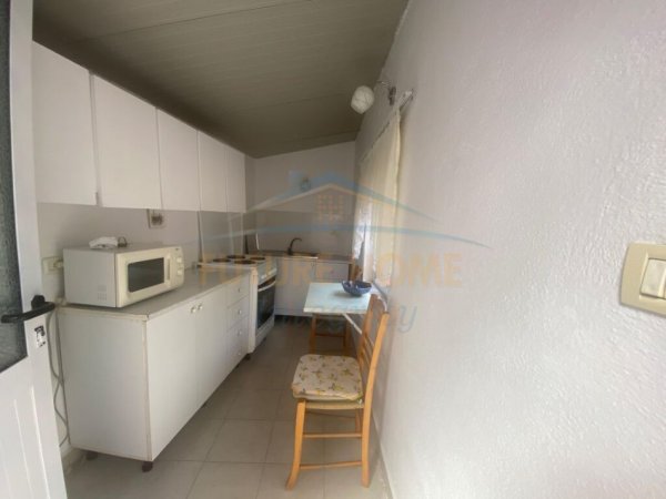 Tirane, jepet me qera apartament 1+1 bosh Pazari i Ri
