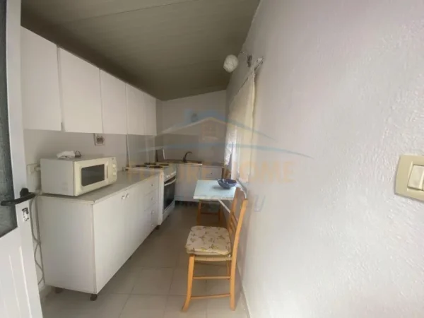 Tirane, jepet me qera apartament 1+1 bosh Pazari i Ri