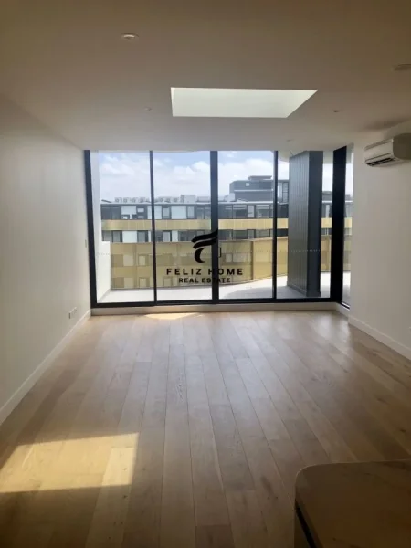 Tirane, jepet me qera zyre Kati 1, 90 m² 900 € (21 DHJETORI)