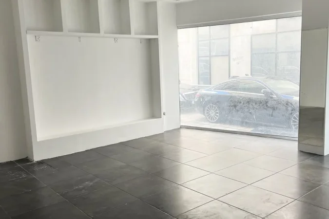 Tirane, jepet me qera dyqan Kati 0, 95 m² 800 € (Komuna e Parisit)