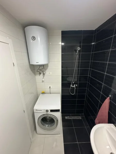 Tirane, jepet me qera apartament 2+1+Ballkon Kati 8, 115 m² 800 € 