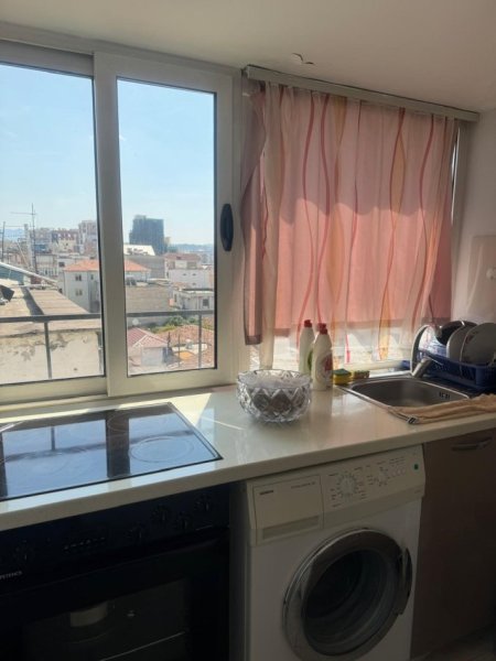 Tirane, jepet me qera apartament 1+1+Ballkon Kati 4, 100 m² 450 € (Rruga Bardhyl)