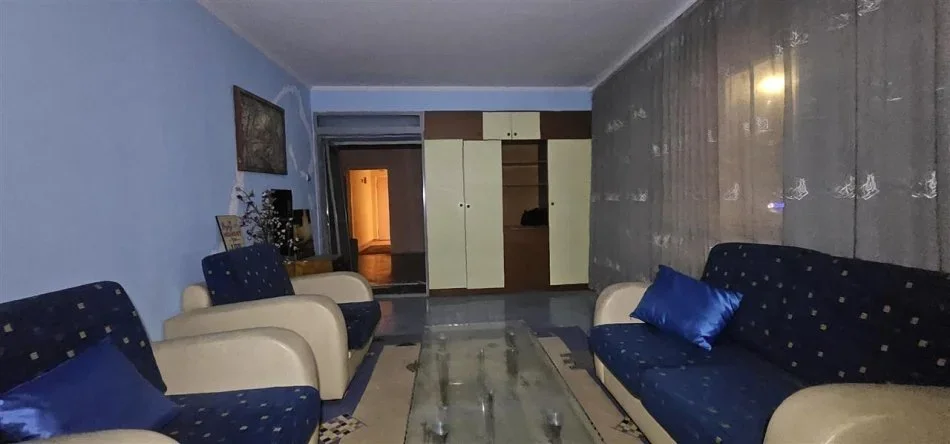 Tirane, jepet me qera zyre Kati 2, 90 m² 900 € (21 dhjetori)