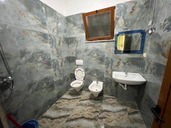 Tirane, jepet me qera Vile 2+1 Kati 2, 620 m² 2000 € (Ali Demi)