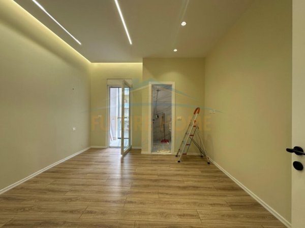 Tirane, jepet me qera apartament 2+1+Ballkon per zyra  Kati 1, 115 m² 700 € (Ali Demi)