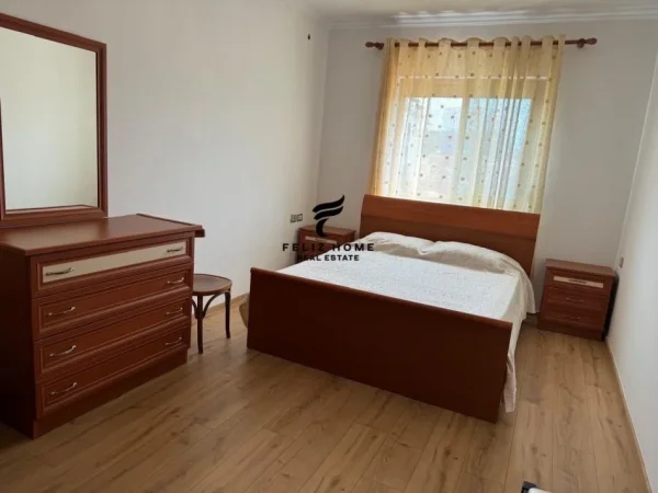 Tirane, jepet me qera apartament 3+1 Kati 4, 105 m² 600 € (RRUGA BARDHYL)