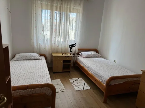 Tirane, jepet me qera apartament 3+1 Kati 4, 105 m² 600 € (RRUGA BARDHYL)