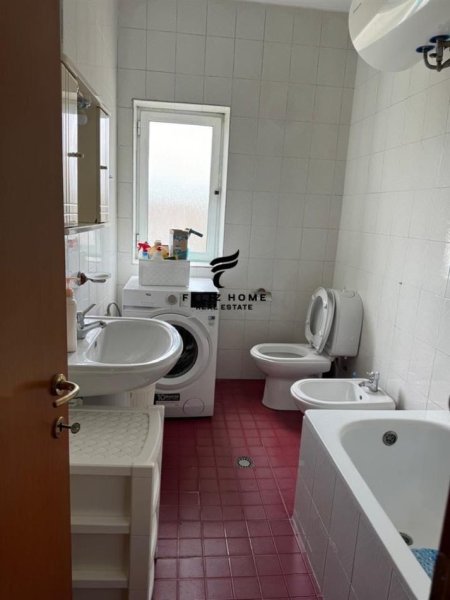 Tirane, jepet me qera apartament 3+1 Kati 4, 105 m² 600 € (RRUGA BARDHYL)