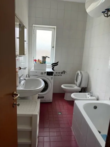 Tirane, jepet me qera apartament 3+1 Kati 4, 105 m² 600 € (RRUGA BARDHYL)