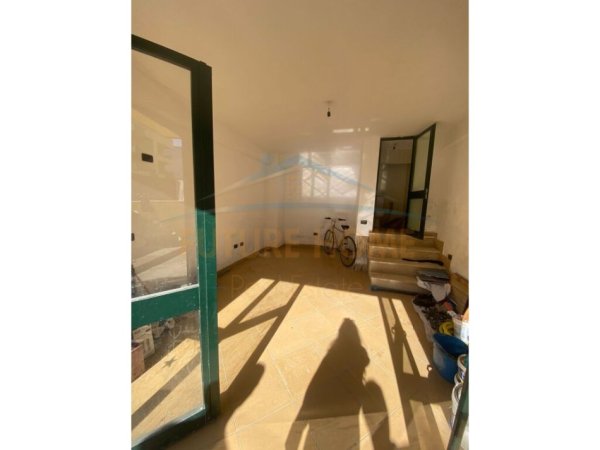 Durres, shitet ambjent biznesi Kati 0, 21 m² 30.000 € (Prane Stadiumit , Durres)
