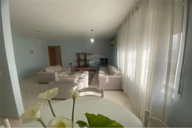 Tirane, jepet me qera apartament 2+1+Aneks+Ballkon Kati 9, 114 m² 800 € (Rruga e Barrikadave - Qendër)