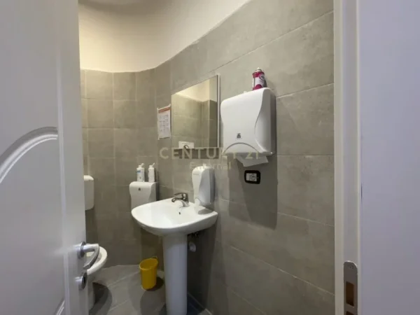 Tirane, jepet me qera ambjent biznesi Kati 1, 215 m² 2.000 € (bllok)