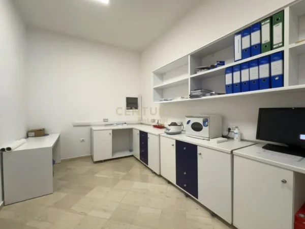 Tirane, jepet me qera ambjent biznesi Kati 1, 215 m² 2.000 € (bllok)
