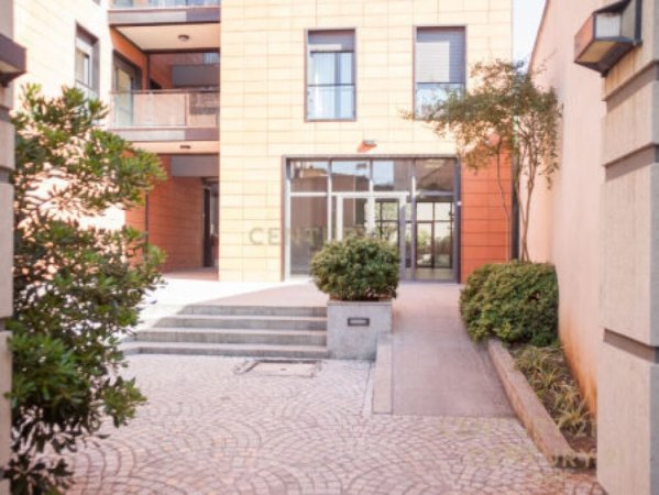 Tirane, jepet me qera ambjent biznesi Kati 1, 100 m² 1.000 € (selvia)