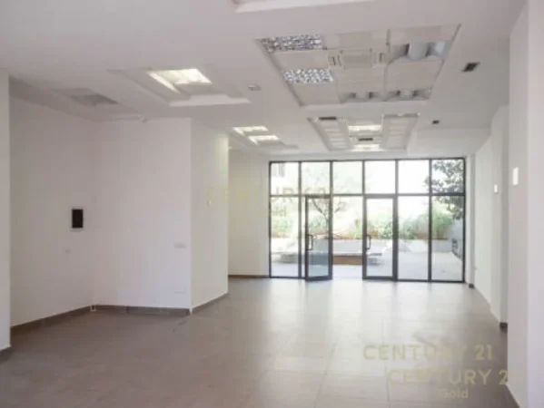 Tirane, jepet me qera ambjent biznesi Kati 1, 100 m² 1.000 € (selvia)
