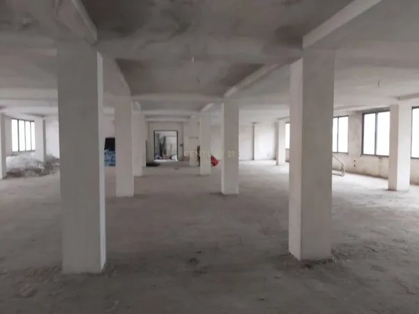 Tirane, jap me qera ambjent biznesi Kati 3, 420 m² 1.200 € (rruga e kavajes)