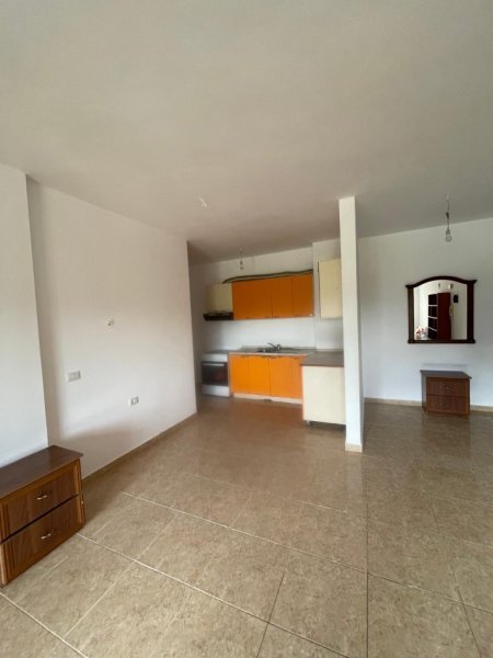 Tirane, jepet me qera apartament 2+1+Aneks+Ballkon Kati 3, 90 m² 450 € (Fusha e Aviacionit)