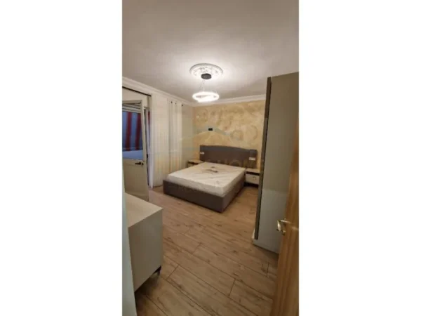 Tirane, jepet me qera apartament 1+1 Kati 3, 57 m² 550 € (Xhamllik)
