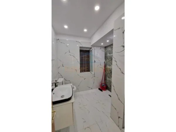 Tirane, jepet me qera apartament 1+1 Kati 3, 57 m² 550 € (Xhamllik)