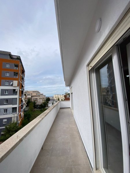 Tirane, jepet me qera apartament 2+1+Aneks+Ballkon Kati 4, 124 m² 550 € (Rruga Hamdi Sina)
