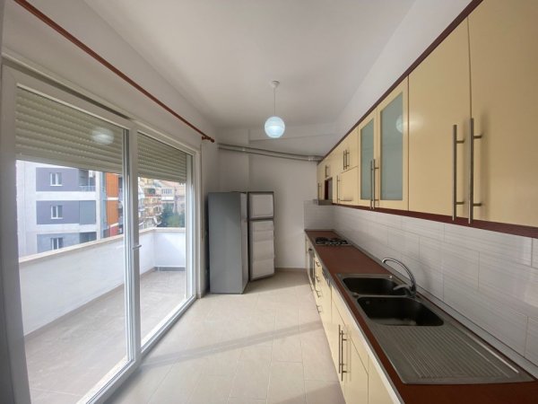 Tirane, jepet me qera apartament 2+1+Aneks+Ballkon Kati 4, 124 m² 550 € (Rruga Hamdi Sina)