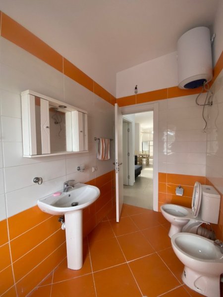 Tirane, jepet me qera apartament 2+1+Aneks+Ballkon Kati 4, 124 m² 550 € (Rruga Hamdi Sina)