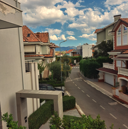 Tirane, jepet me qera Vile 2 Katshe Kati 0, 250 m² 4.200 € (Mjull Bathore.)