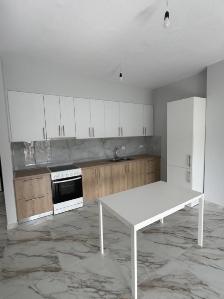 Tirane, jepet me qera apartament 1+1+Ballkon Kati 3, 80 m² 400 € (Kinostudio, Rruga kahraman ylli, prane Tv Klan)