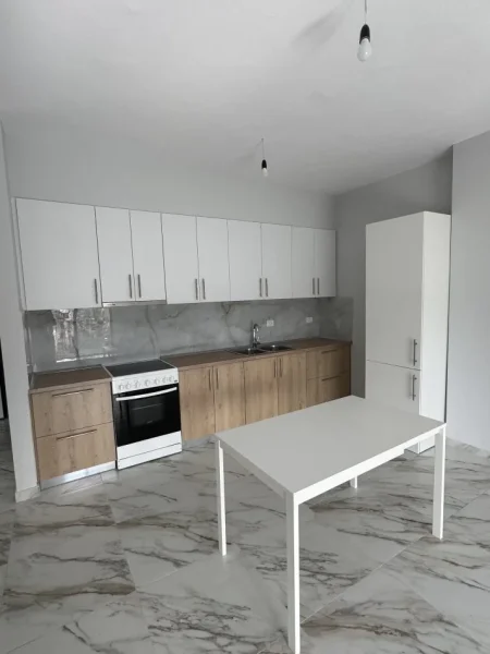 Tirane, jepet me qera apartament 1+1+Ballkon Kati 3, 80 m² 400 € (Kinostudio, Rruga kahraman ylli, prane Tv Klan)