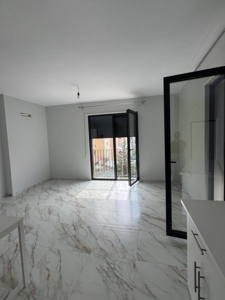 Tirane, jepet me qera apartament 1+1+Ballkon Kati 3, 80 m² 400 € (Kinostudio, Rruga kahraman ylli, prane Tv Klan)