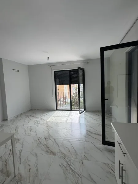 Tirane, jepet me qera apartament 1+1+Ballkon Kati 3, 80 m² 400 € (Kinostudio, Rruga kahraman ylli, prane Tv Klan)