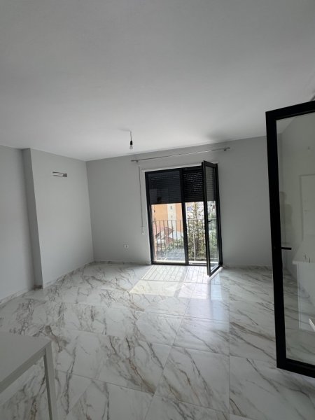 Tirane, jepet me qera apartament 1+1+Ballkon Kati 3, 80 m² 400 € (Kinostudio, Rruga kahraman ylli, prane Tv Klan)