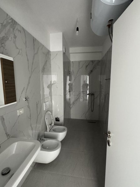 Tirane, jepet me qera apartament 1+1+Ballkon Kati 3, 80 m² 400 € (Kinostudio, Rruga kahraman ylli, prane Tv Klan)