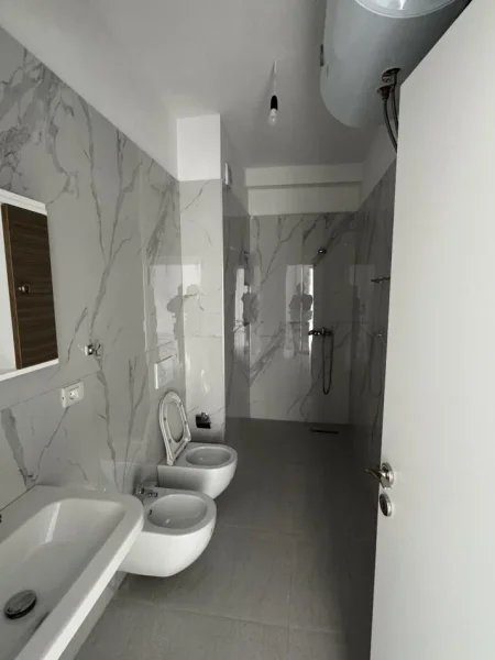 Tirane, jepet me qera apartament 1+1+Ballkon Kati 3, 80 m² 400 € (Kinostudio, Rruga kahraman ylli, prane Tv Klan)