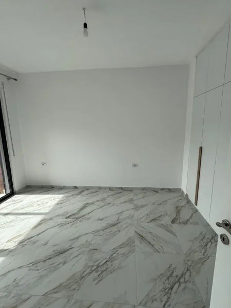 Tirane, jepet me qera apartament 1+1+Ballkon Kati 3, 80 m² 400 € (Kinostudio, Rruga kahraman ylli, prane Tv Klan)