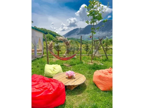 Tirane, jepet me qera bar-resorant Kati 0, 107 m² 1.500 € (Shkalla e Tujanit.)